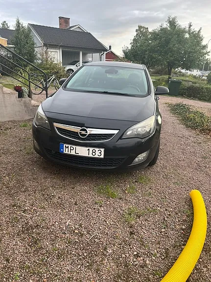 Opel Astra 2010 photo 2