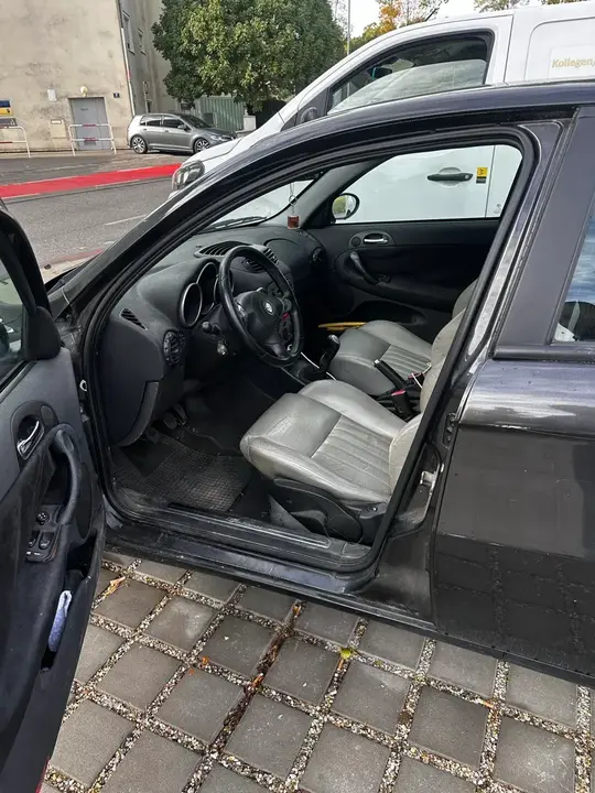 Alfa Romeo 147 2004 photo 2