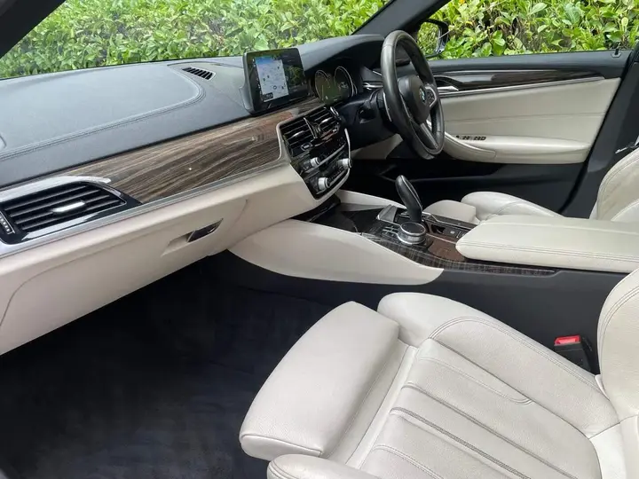 BMW 5 Series 2017 photo 2