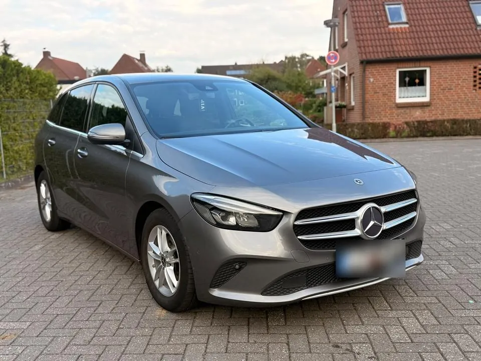 Mercedes-Benz B 180