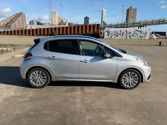 Peugeot 208 2017 photo 3