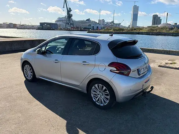 Peugeot 208 2017 photo 2