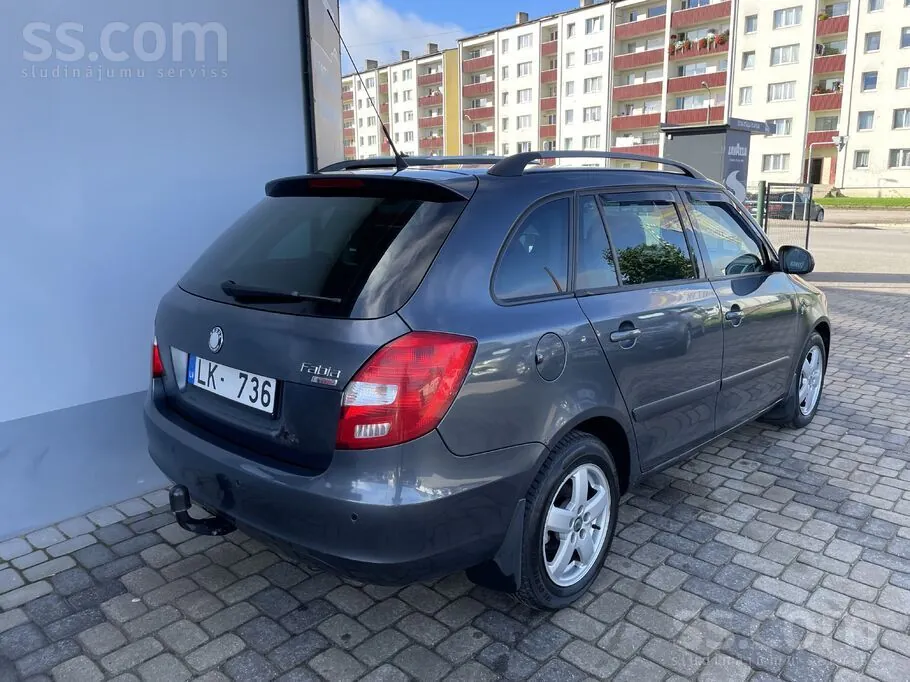 Skoda Fabia 2010 photo 3