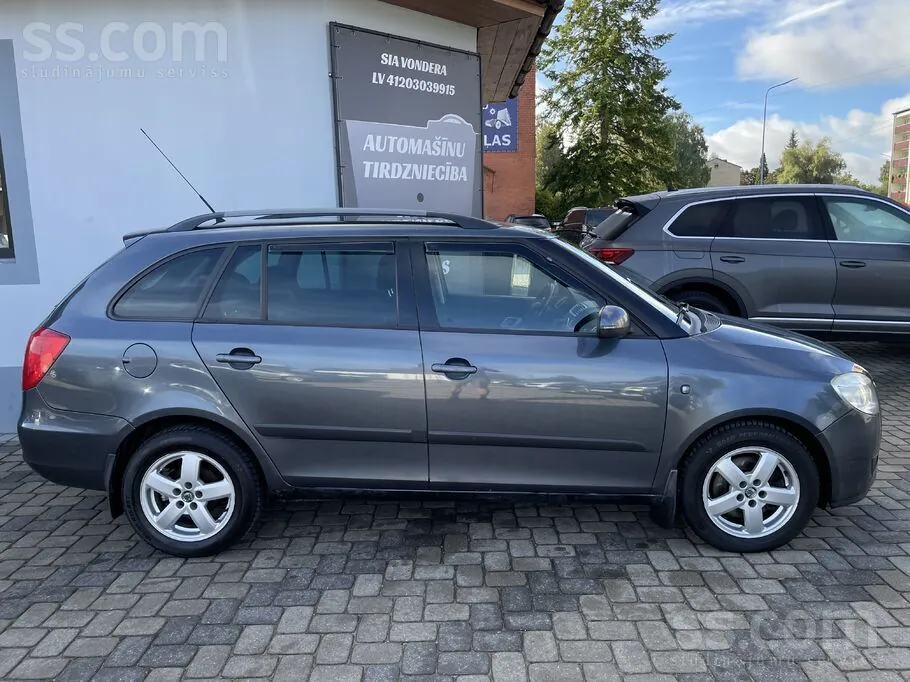 Skoda Fabia 2010 photo 2