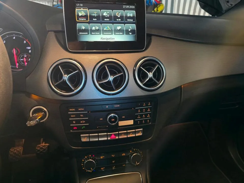 Mercedes-Benz B180