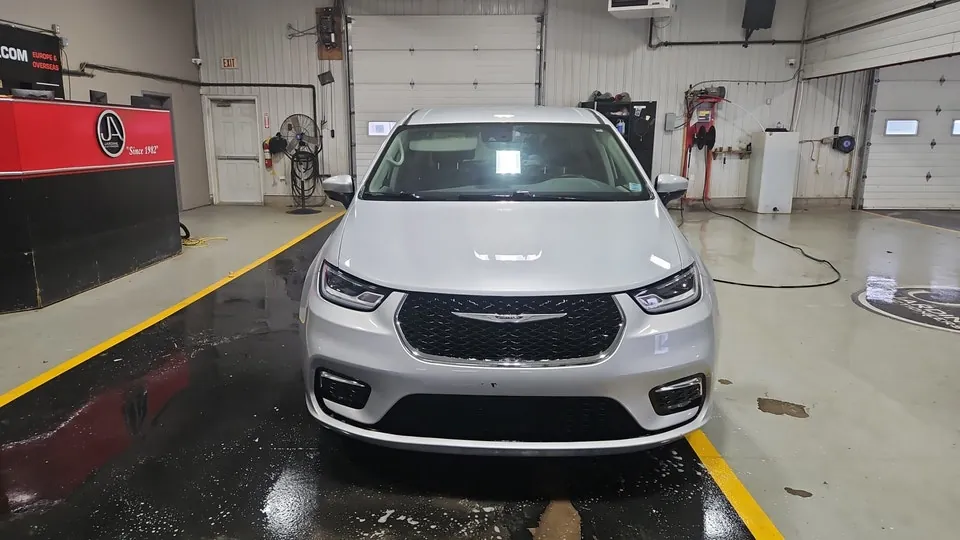 Chrysler Pacifica 2023 photo 2
