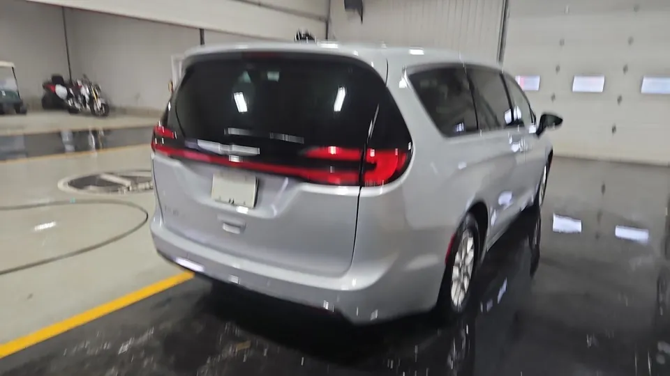 Chrysler Pacifica 2023 photo 4