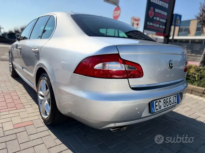 Skoda Superb 2011 photo 4