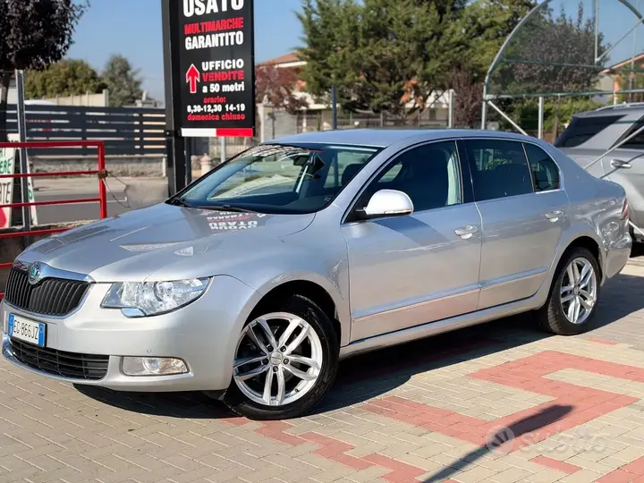 Skoda Superb 2011 photo 2