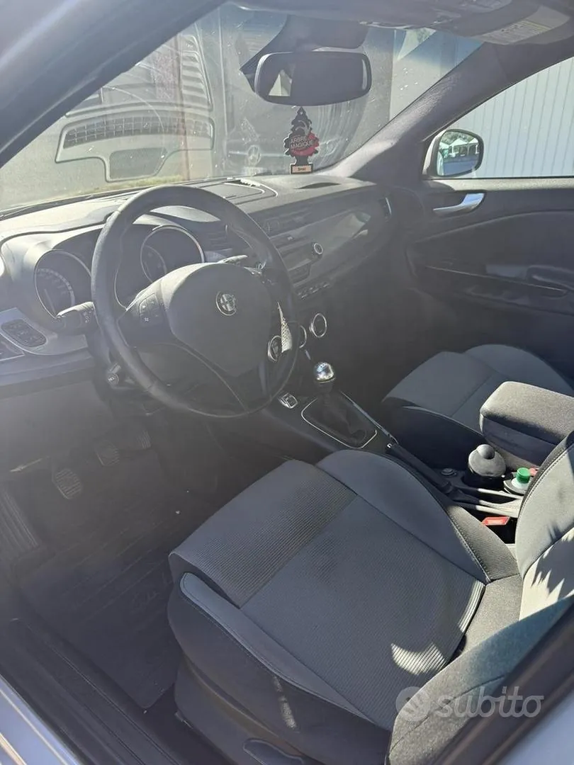 Alfa Romeo Giulietta 2011 photo 5