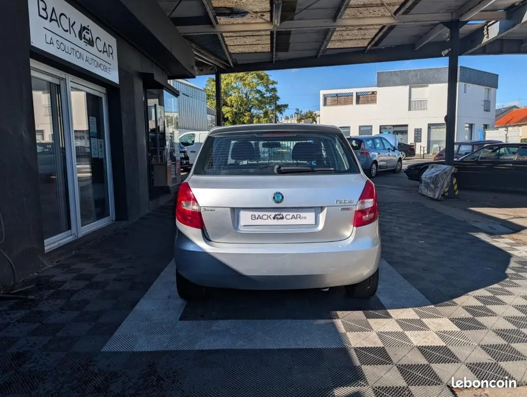 Skoda Fabia 2011 photo 5