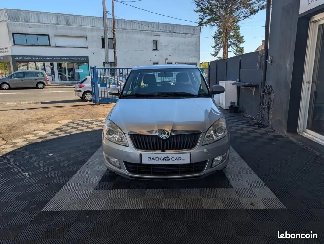 Skoda Fabia 2011 photo 2