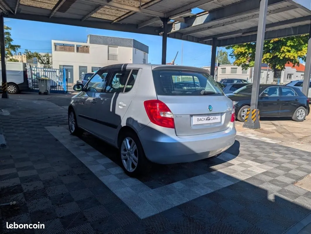 Skoda Fabia 2011 photo 4