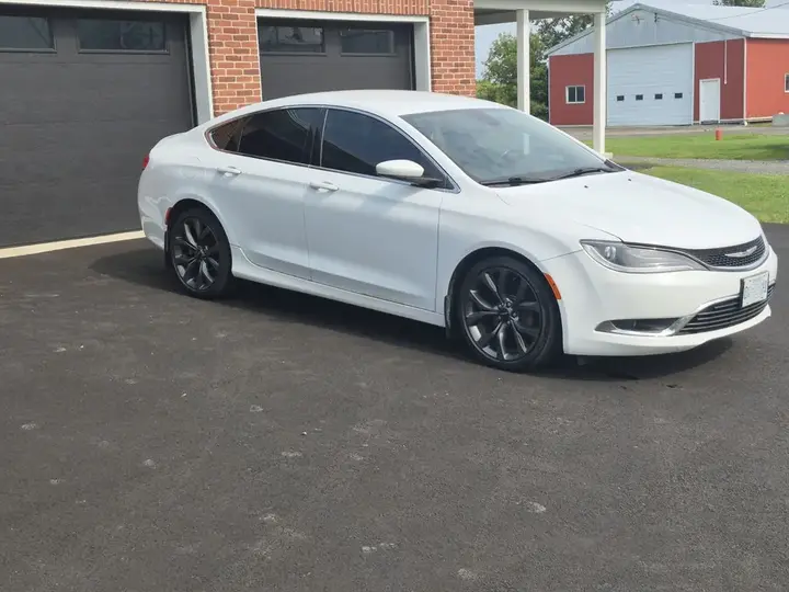 Chrysler 200 2015 photo 2