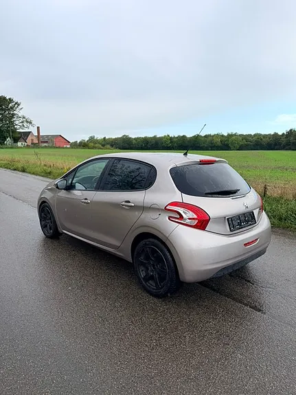 Peugeot 208 2012 photo 3