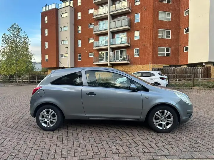 Vauxhall Corsa 2011 photo 2