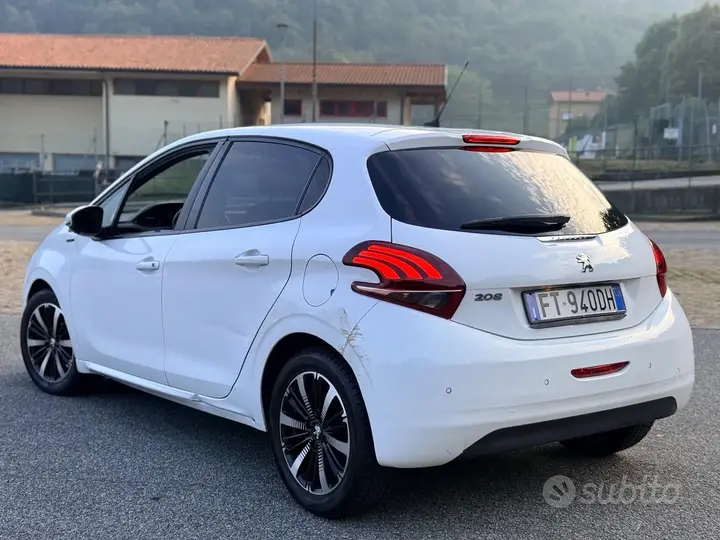 Peugeot 208 2018 photo 2