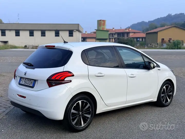 Peugeot 208 2018 photo 4