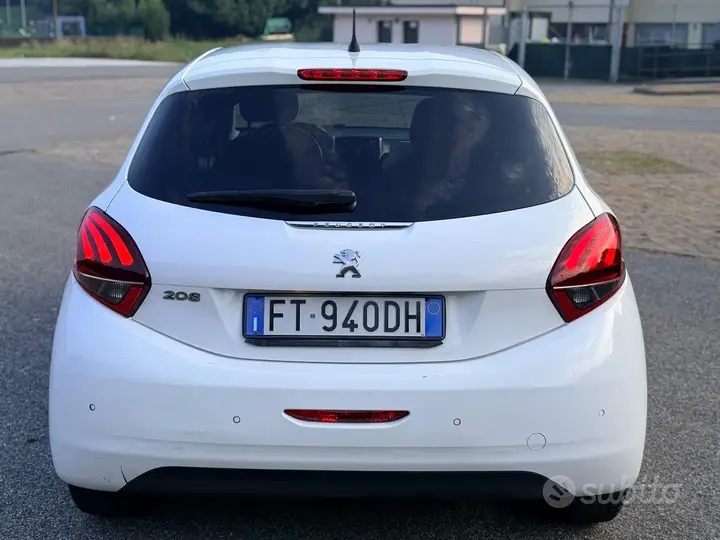 Peugeot 208 2018 photo 3