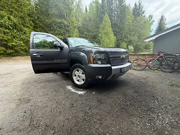 Chevrolet Suburban 2011 photo 2