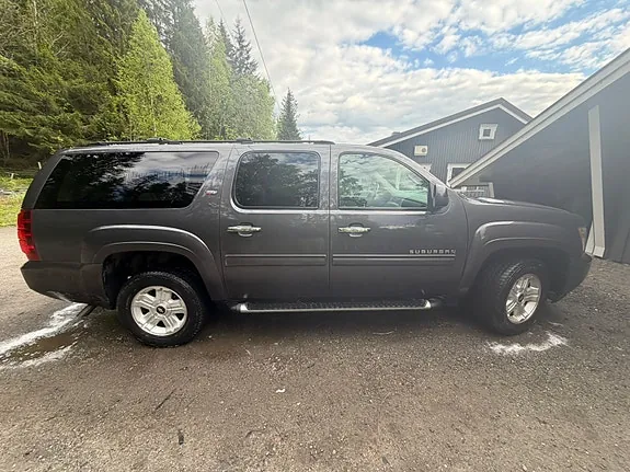Chevrolet Suburban 2011 photo 3