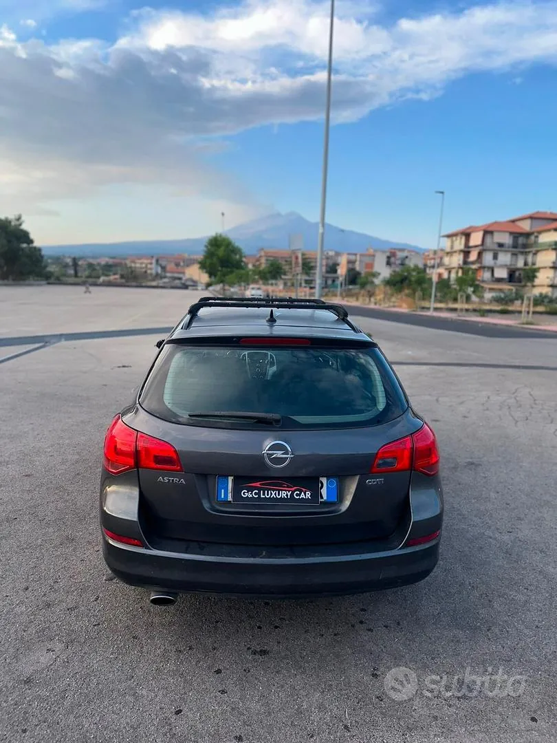 Opel Astra 2010 photo 2