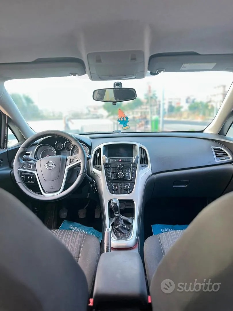 Opel Astra 2010 photo 3