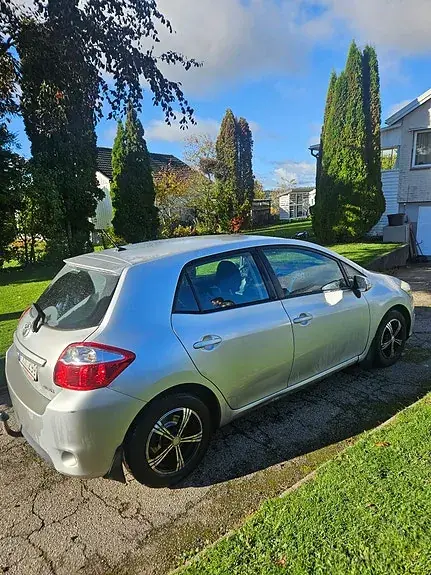 Toyota Auris 2010 photo 2