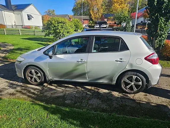 Toyota Auris 2010 photo 3