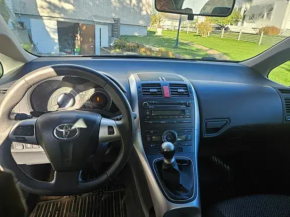 Toyota Auris 2010 photo 5