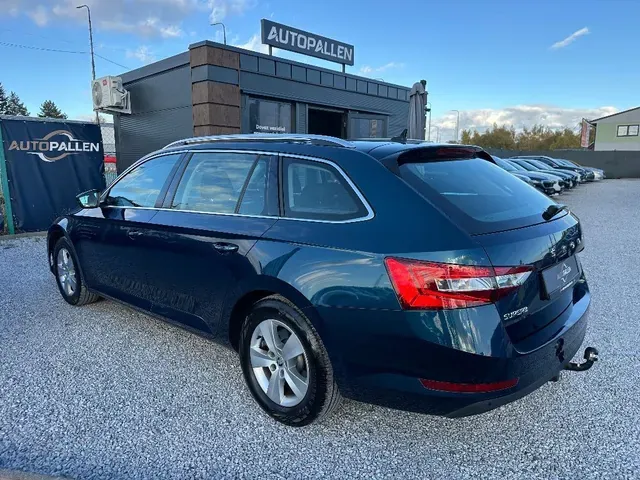 Skoda Superb Combi 2022 photo 3