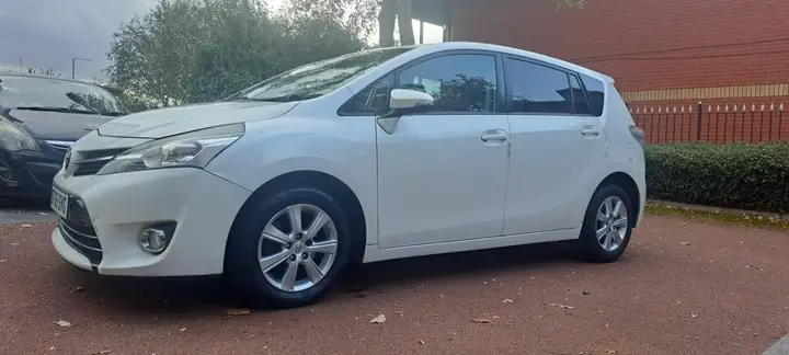 Toyota Verso 2015 photo 2