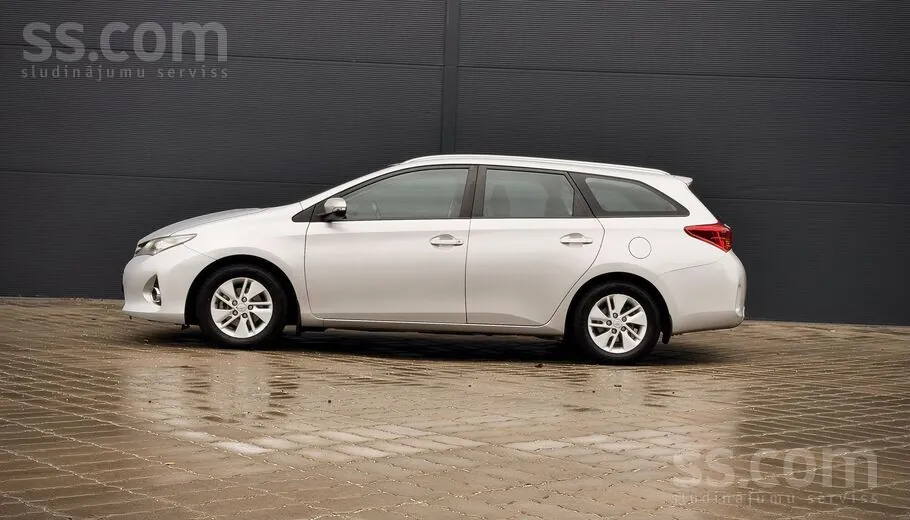 Toyota Auris 2013 photo 2
