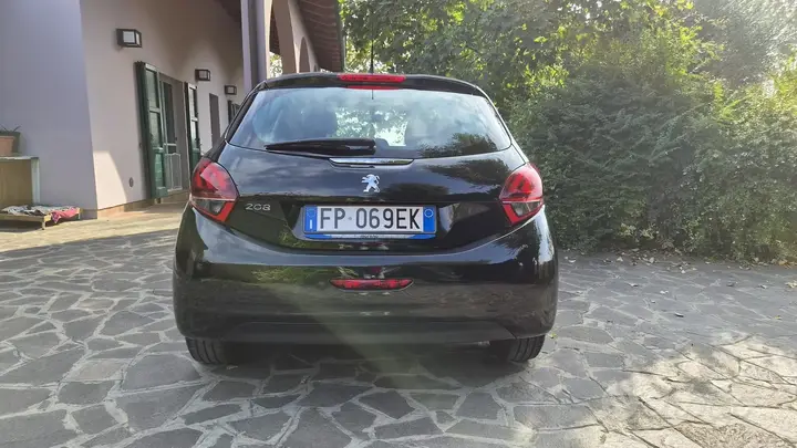 Peugeot 208 2018 photo 2
