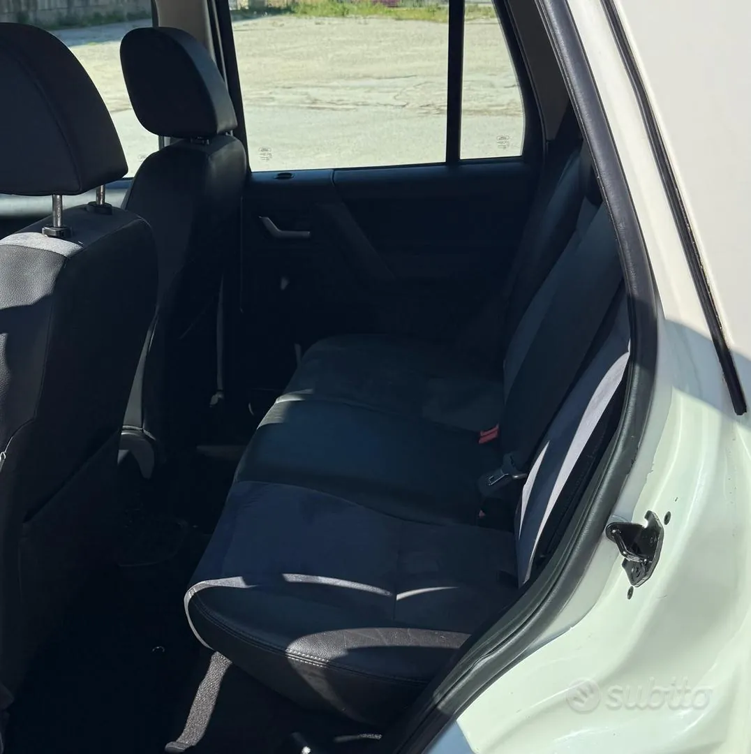 Land Rover Freelander 2010 photo 5