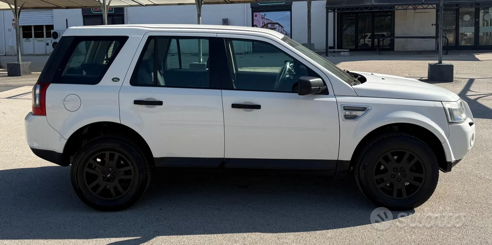 Land Rover Freelander 2010 photo 3