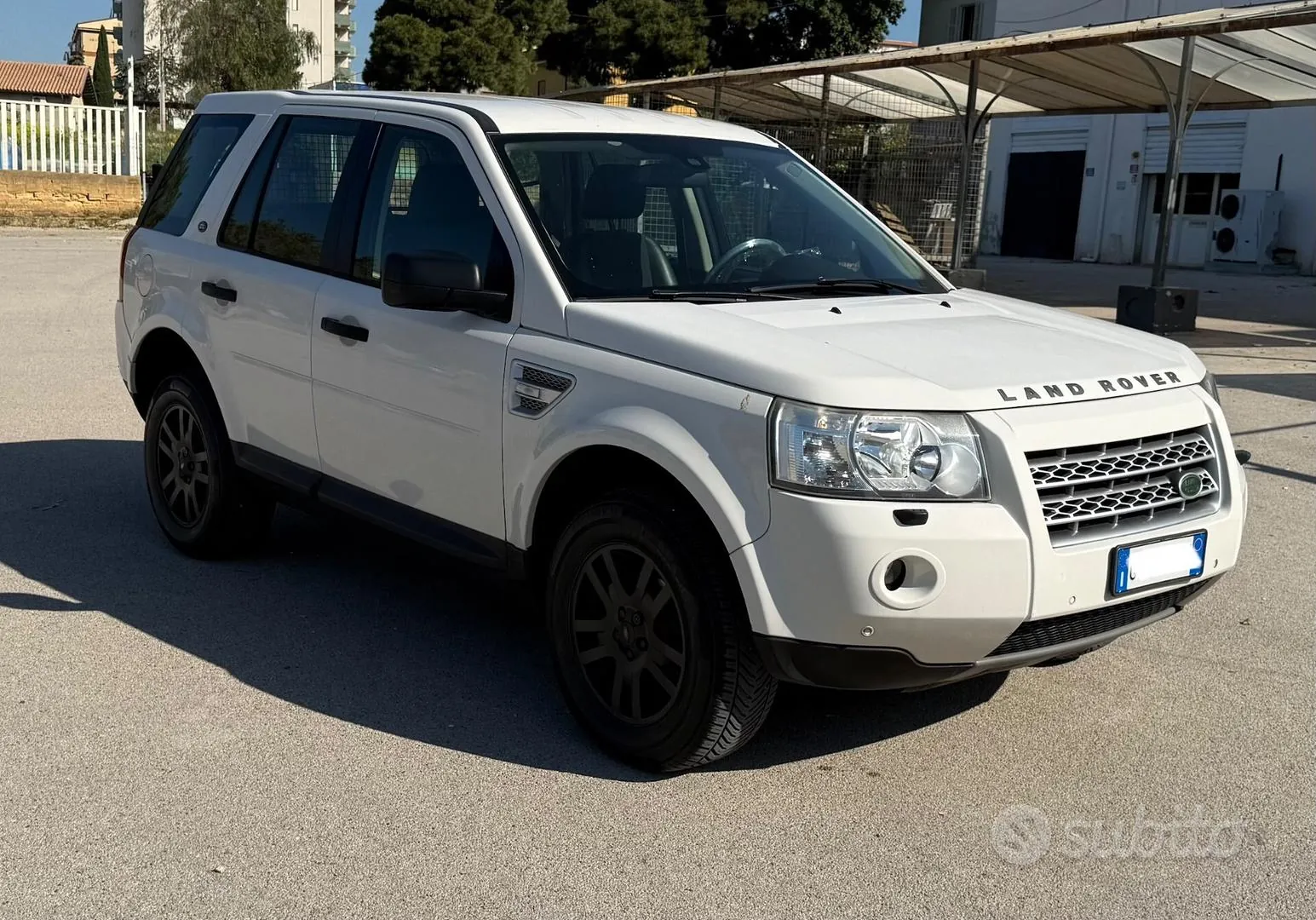 Land Rover Freelander 2010 photo 2
