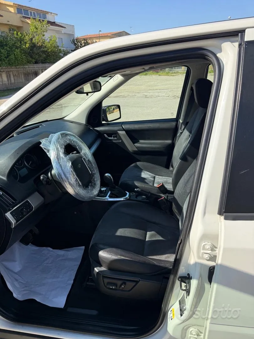 Land Rover Freelander 2010 photo 4