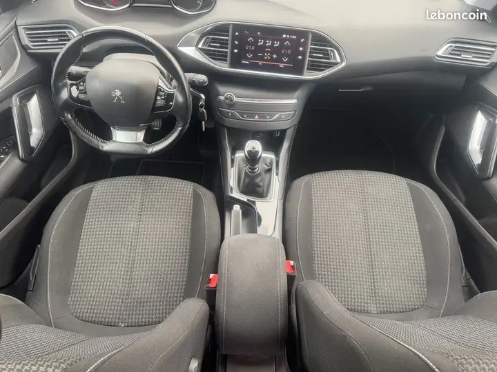 Peugeot 308 2019 photo 2