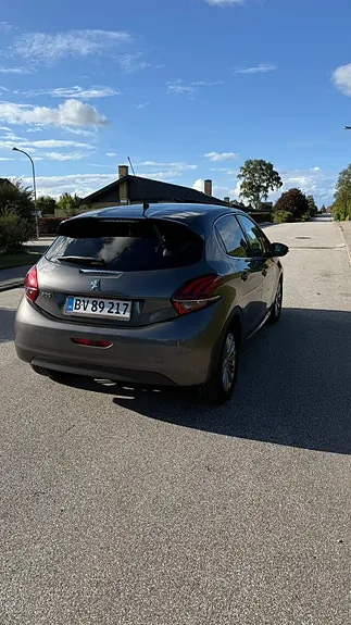 Peugeot 208 2018 photo 3