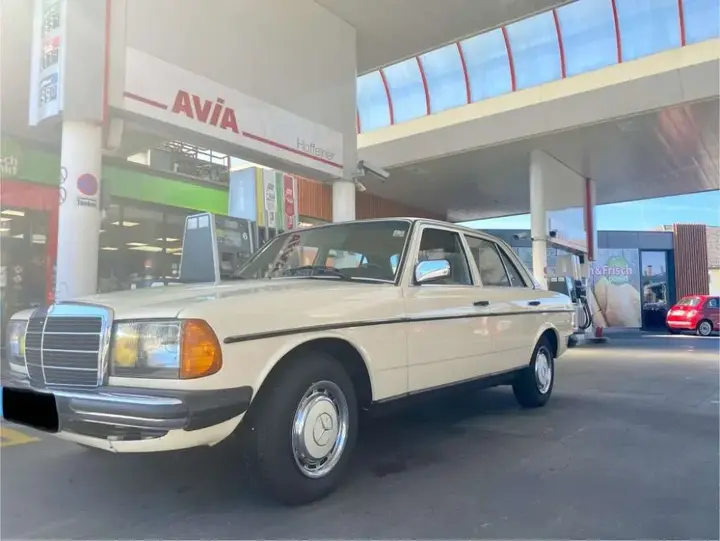 Mercedes-Benz W123 1982 photo 2
