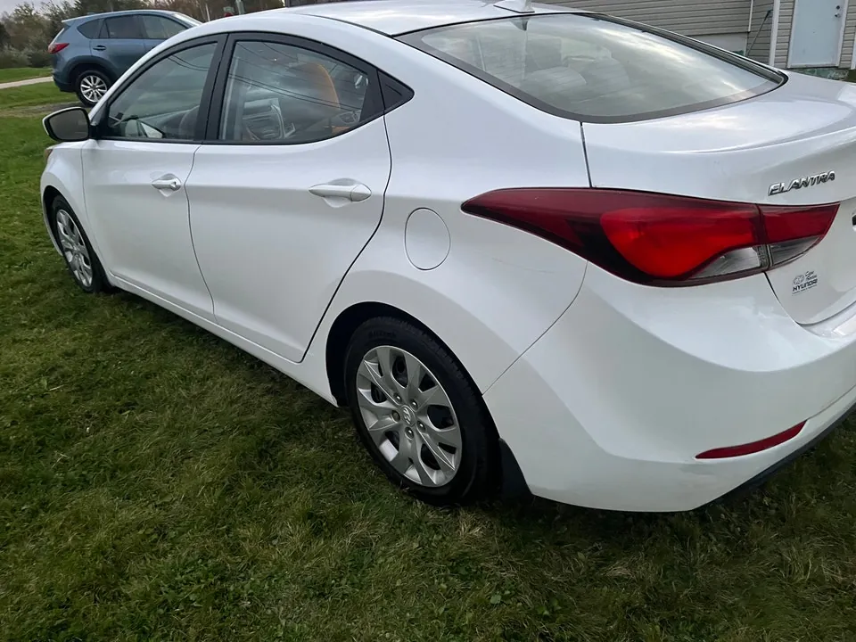 Hyundai Elantra 2015 photo 4
