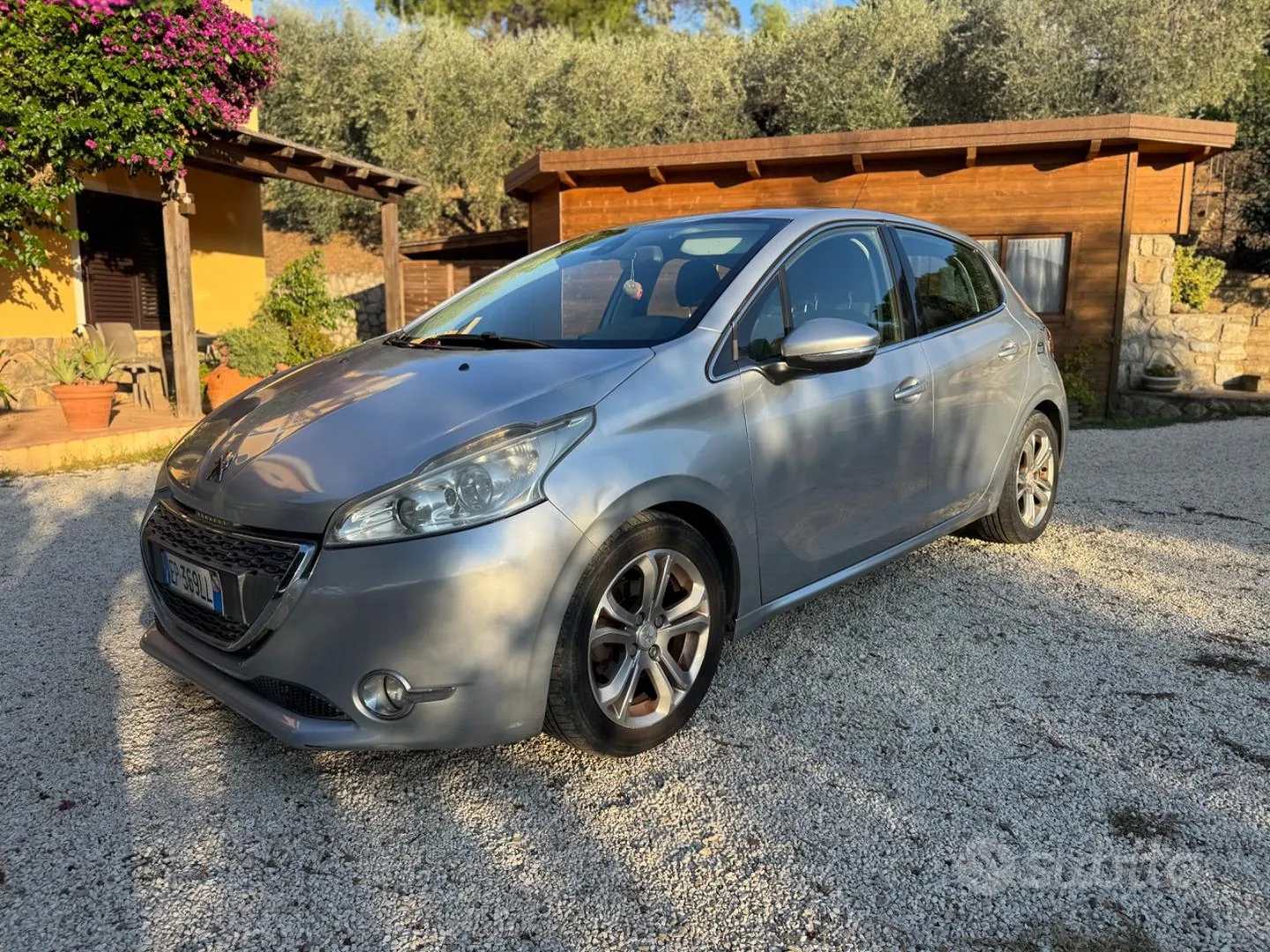 Peugeot 208 2012 photo 2