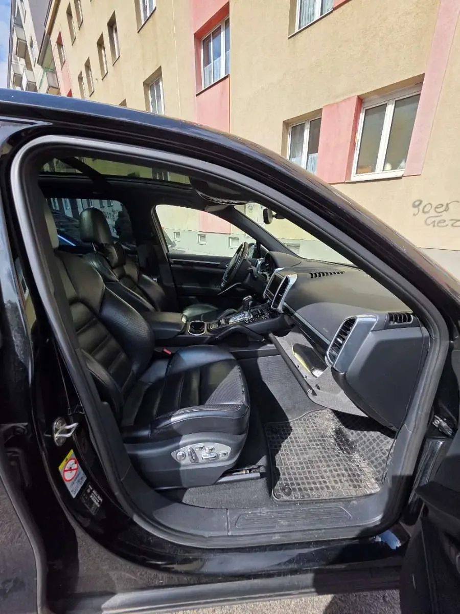 Porsche Cayenne 2011 photo 2