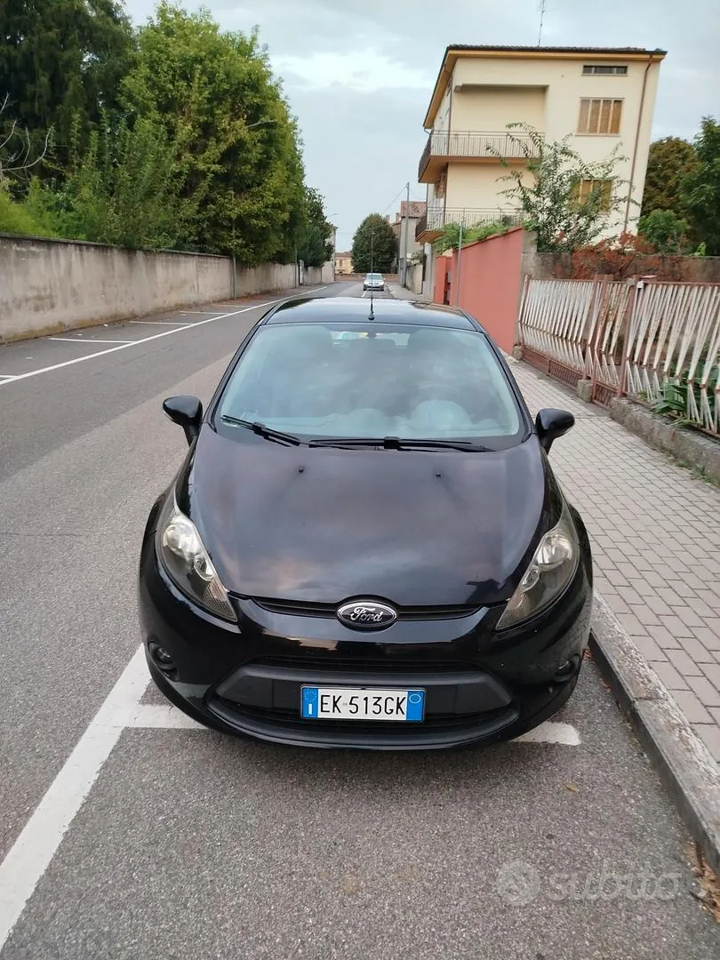 Ford Fiesta 2011 photo 2