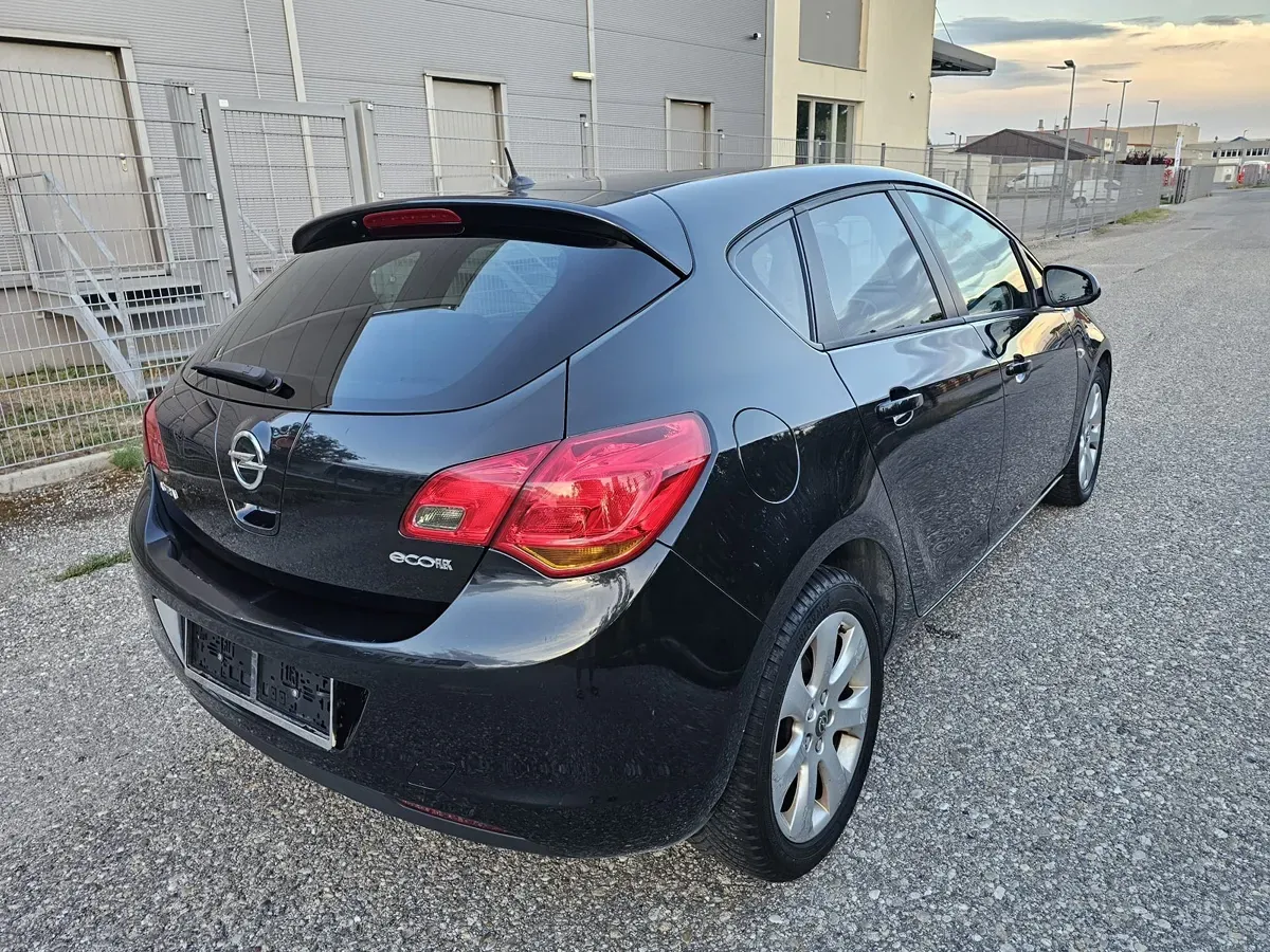 Opel Astra 2011 photo 2