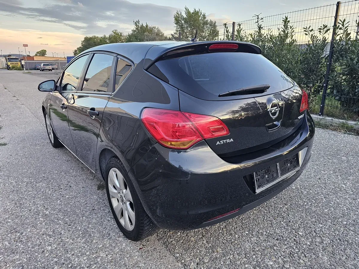 Opel Astra 2011 photo 3