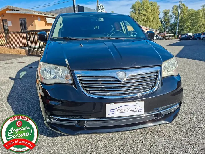 Lancia Voyager 2012 photo 2
