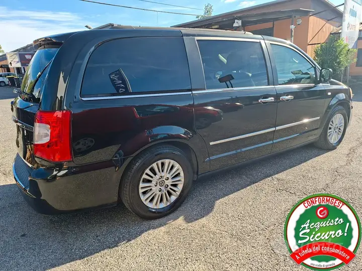 Lancia Voyager 2012 photo 4