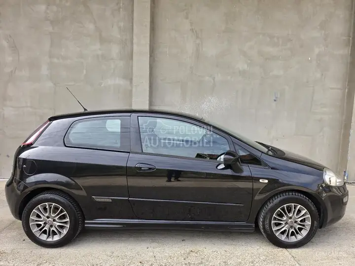 Fiat Grande Punto 2011 photo 4